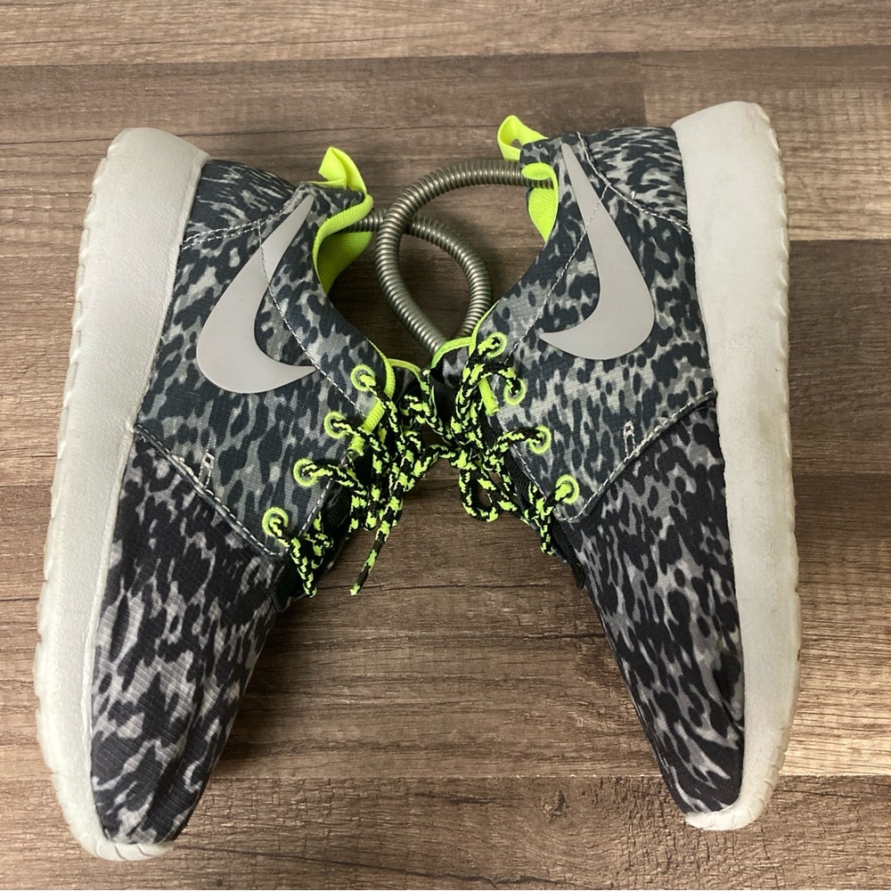Nike Roshe Run Women’s Black and Gray Sneakers Camouflage Design neón Yellow 5 - Picture 6 of 13